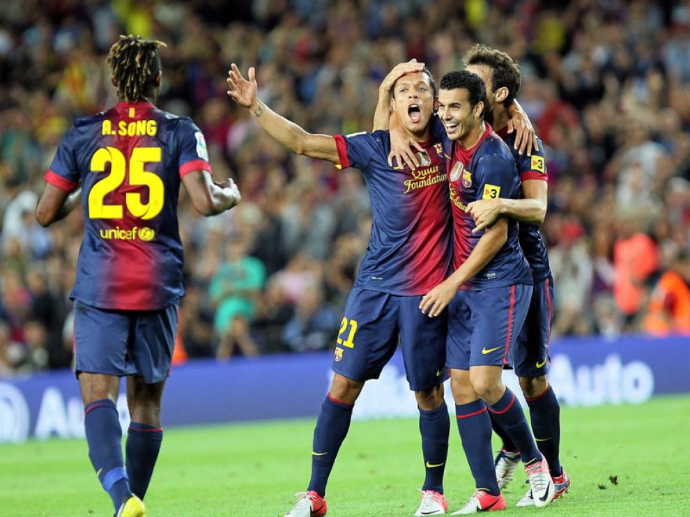 Los jugadores del Barça dan la enhorabuena a Adriano tras el gol.