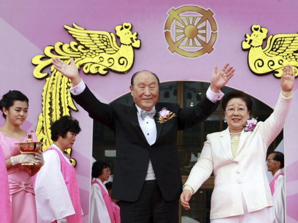 Moon, junto a su esposa, en una multitudinaria boda el pasado marzo.