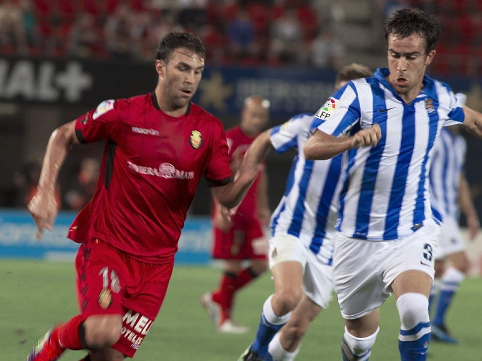 Los donostierras intentan zafar el balón mallorquín
