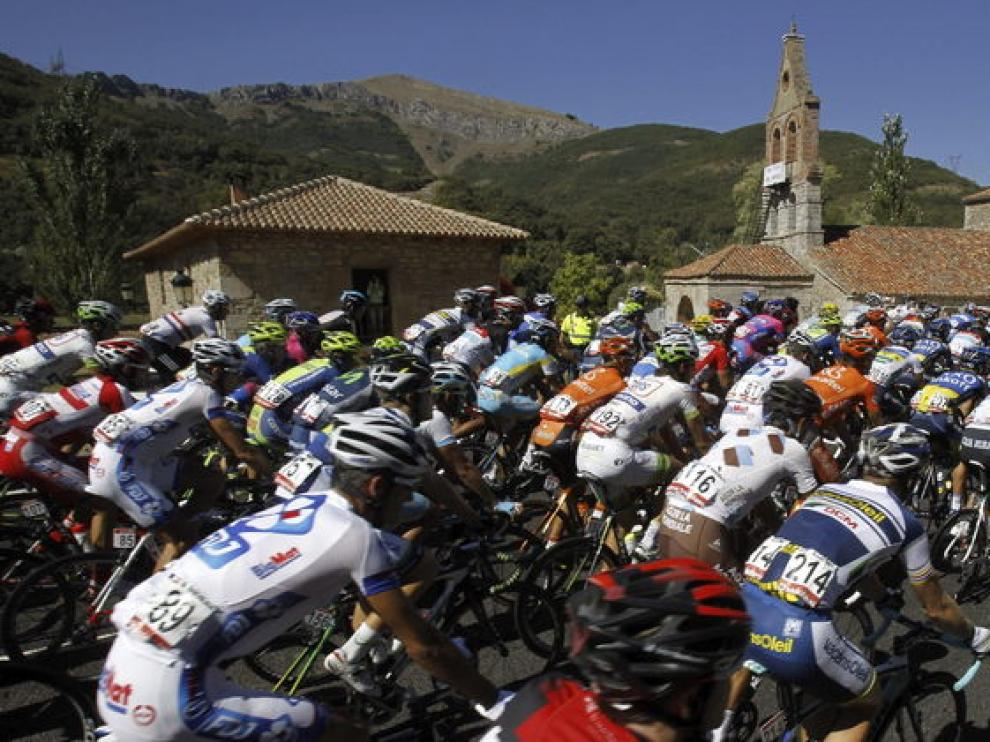Salida de la decimoquinta etapa de la Vuelta Ciclista a España