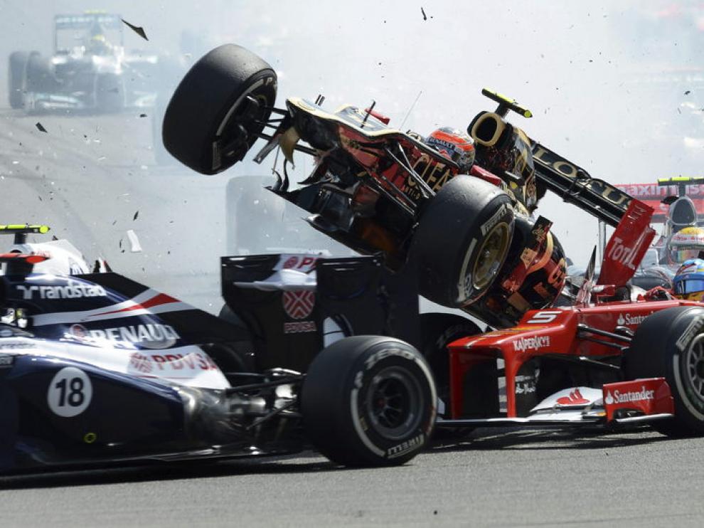 Grosjean vuela con su monoplaza sobre Fernando Alonso