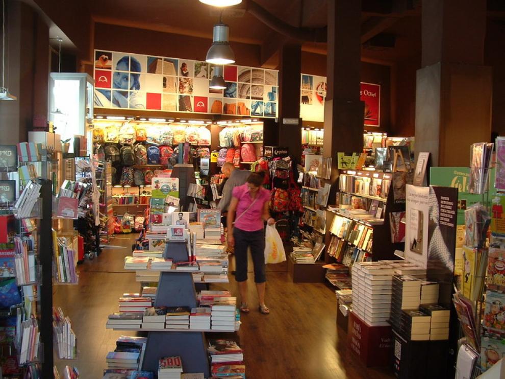 La tranquilidad ha regresado a algunos comercios, como la librería Santos Ochoa, tras la avalancha de clientes de los últimos días de agosto