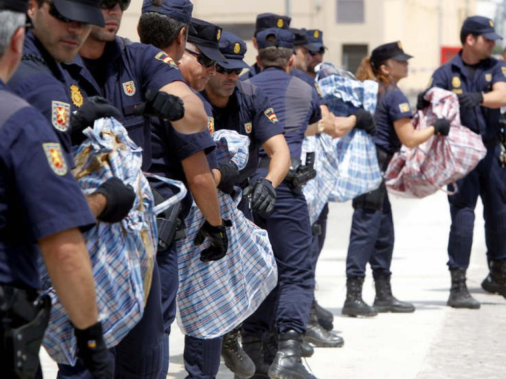 Agentes de policía durante la descarga del alijo de 500 kilos de cocaína