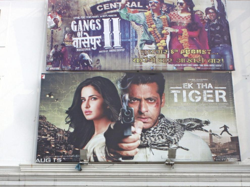 Entrada a un cine en Nueva Delhi con la película 'Érase un tigre'