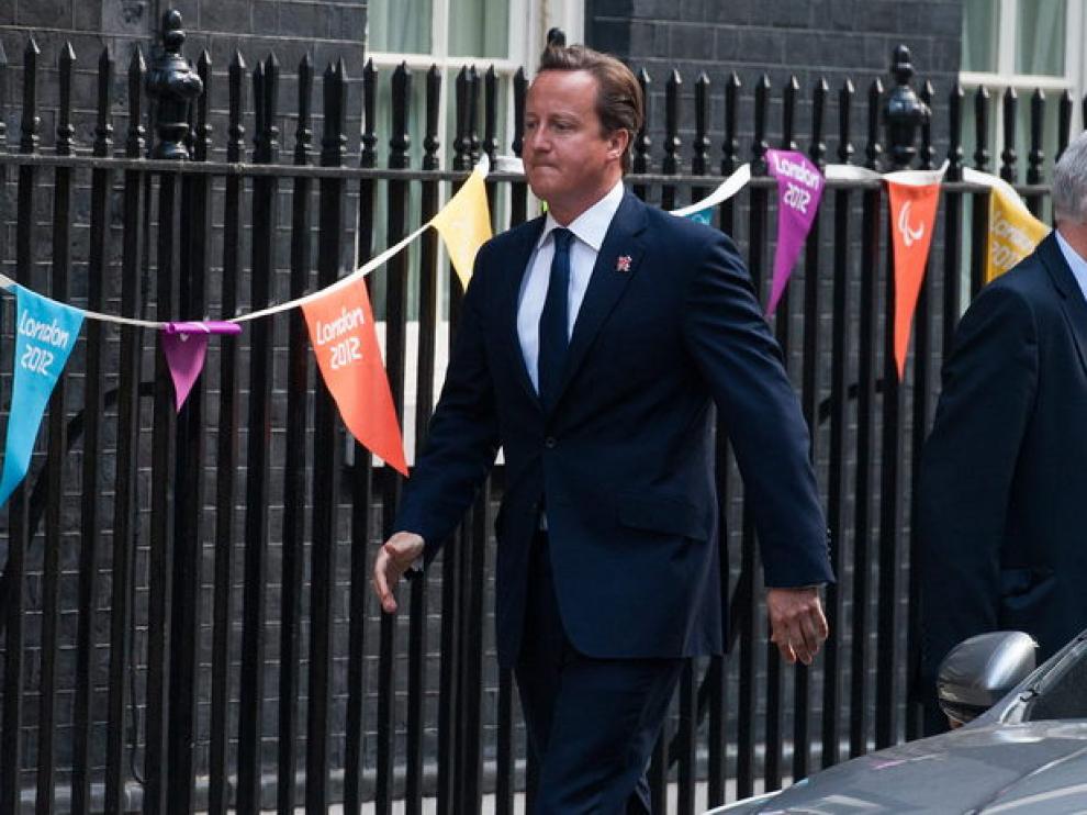 El primer ministro británico, David Cameron, paseando por Downing Street.