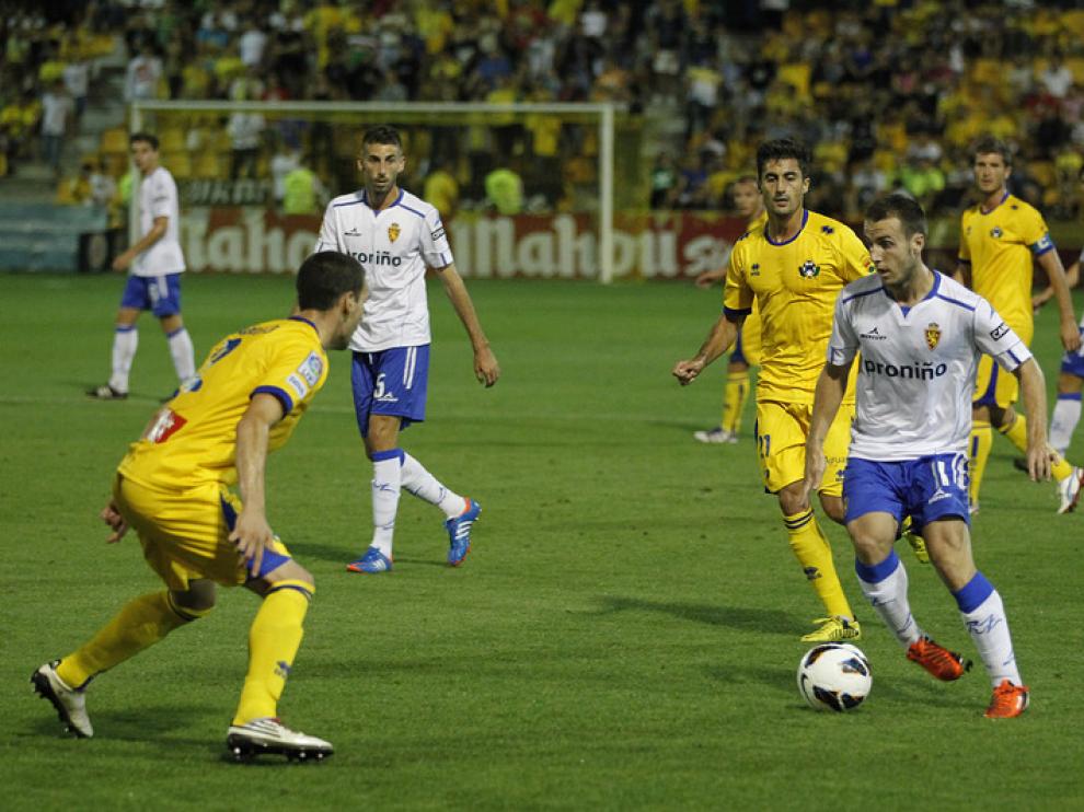 Montañés conduce el balón frente a un defensor del Alcorcón.