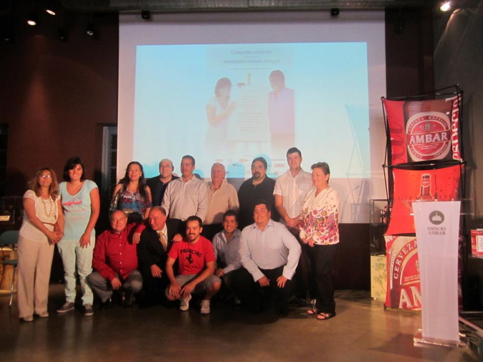 Los 13 hosteleros se fotografían junto a María Arias, protagonista de la campaña.