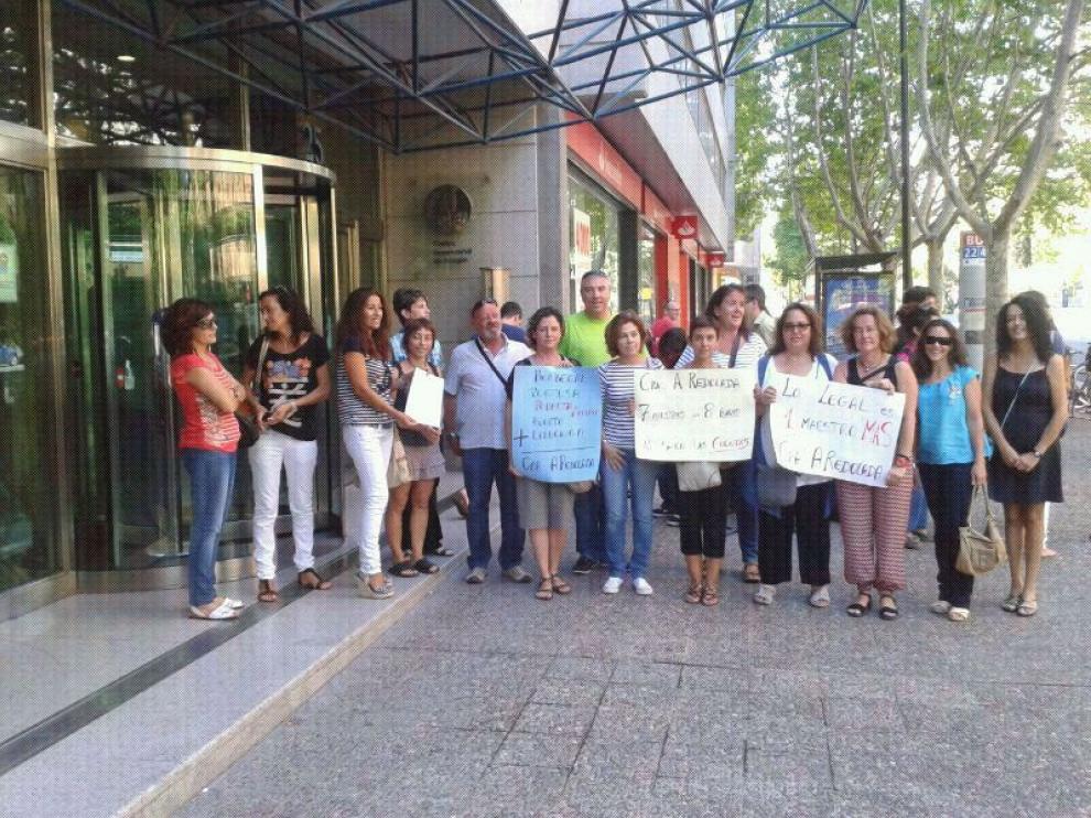 Los miembros de los CRA en Zaragoza para hacer llegar sus quejas a la consejera.