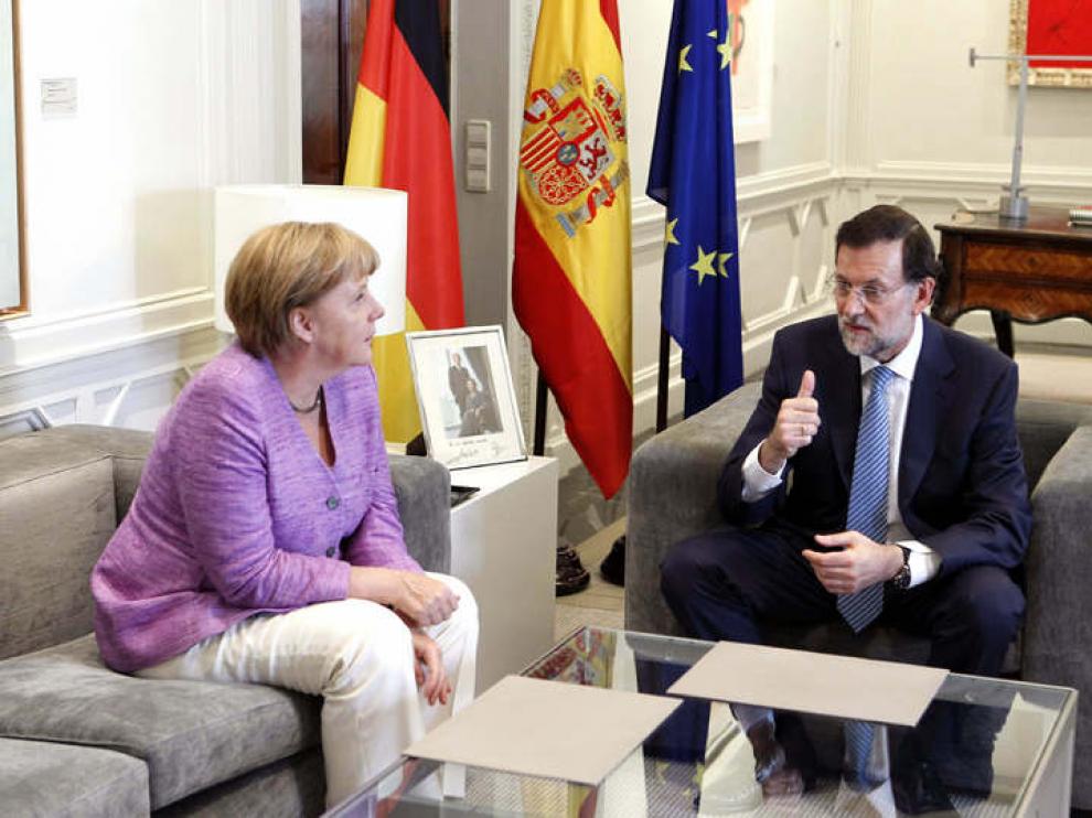 Foto de archivo de una reunión de Merkel y Rajoy