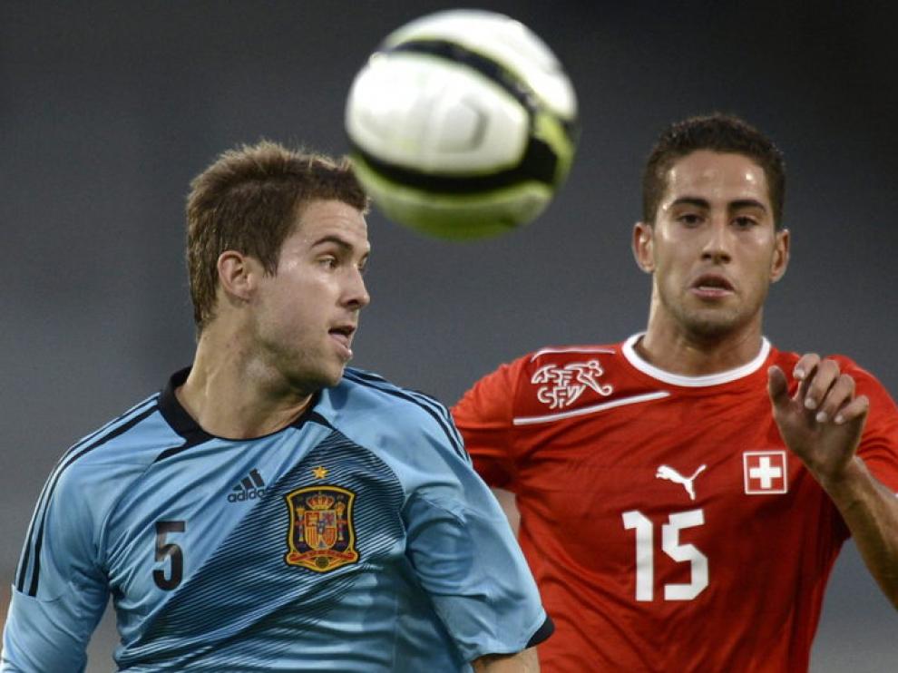 Íñigo Martínez lucha por el balón con el suizo Ben Khalifa.