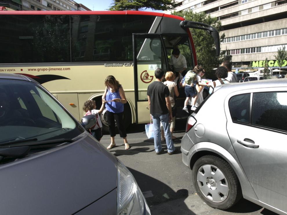 Parada de bus escolar en Plaza Roma.