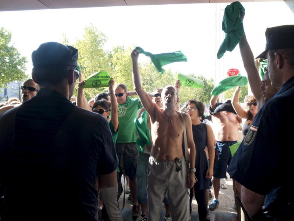 Los miembros de Marea Verde, sin camiseta para apoyar a los directores