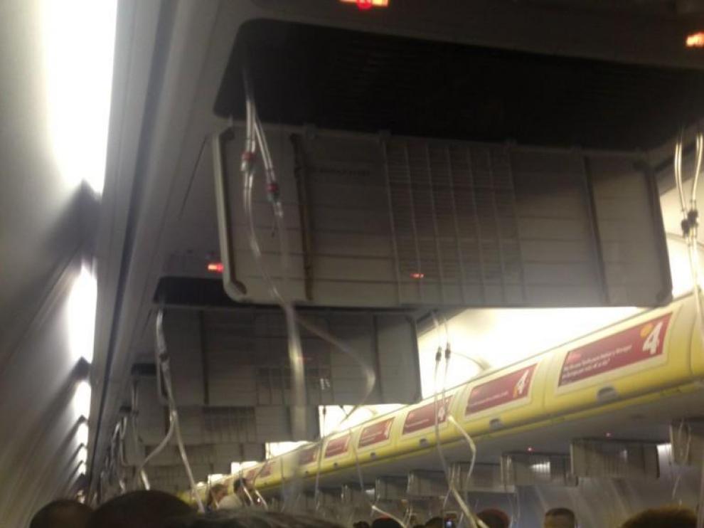 Las mascarillas de emergencia se han abierto tras la descompresión de la cabina