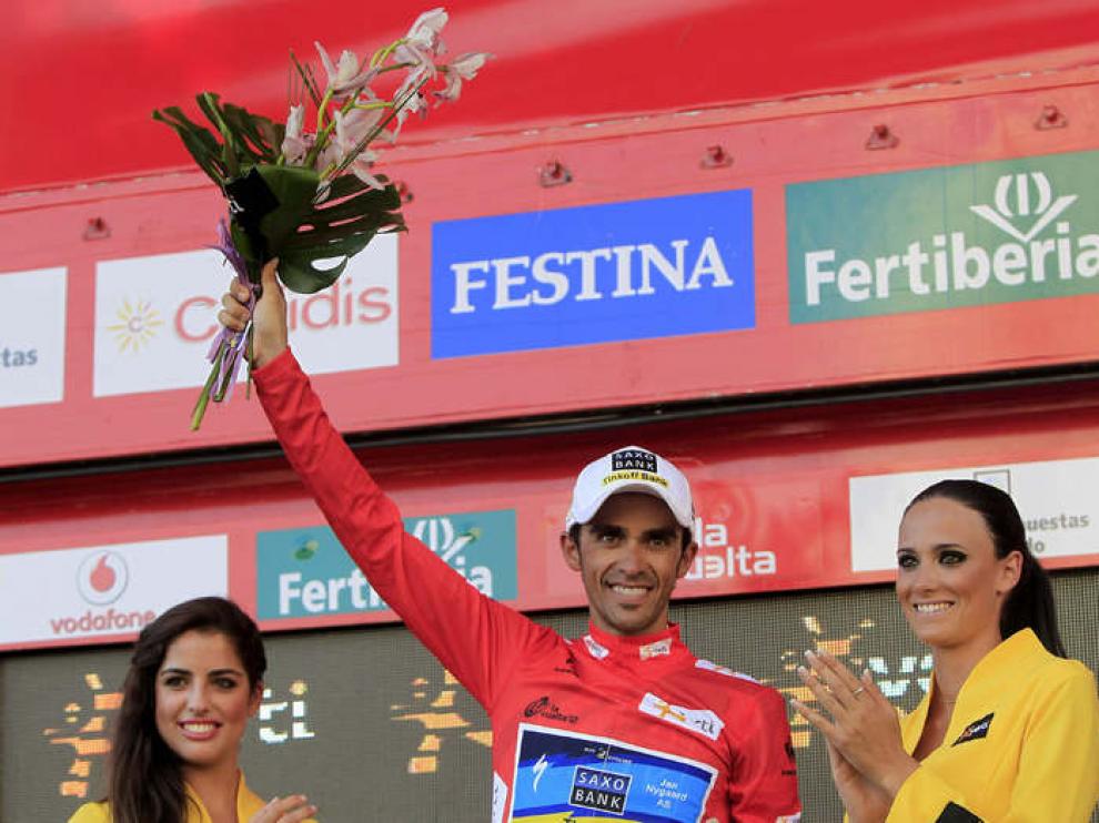 El ciclista, Alberto Contador, en el podium con el maillot de líder