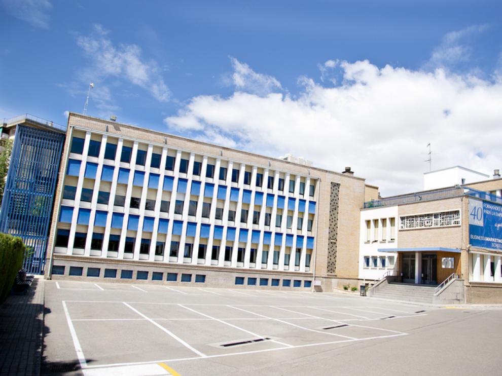 Exterior del edificio de ESIC en Zaragoza, frente al Stadium Casablanca.