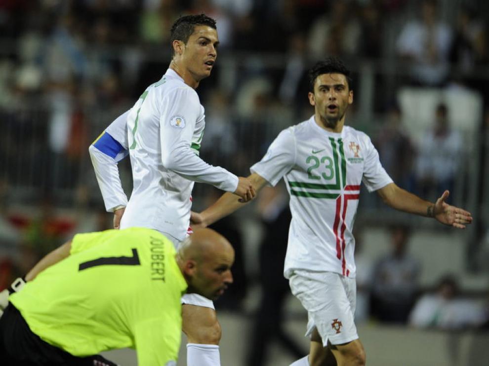 Postiga, en una jugada del partido junto a Cristiano Ronaldo