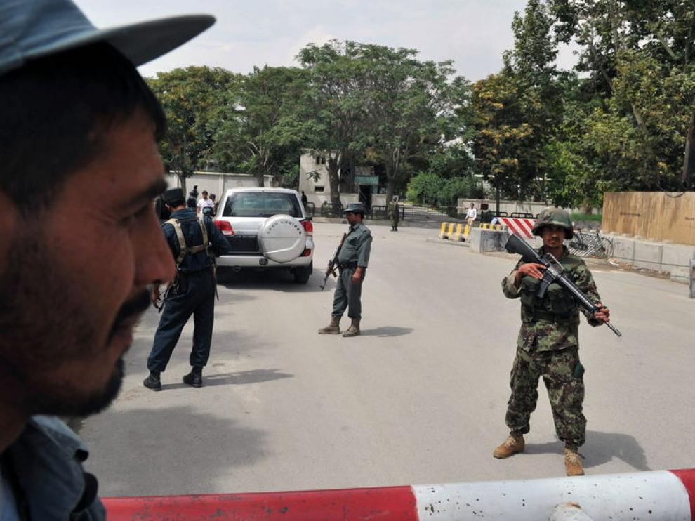 Varios militares custodian el lugar del atentado