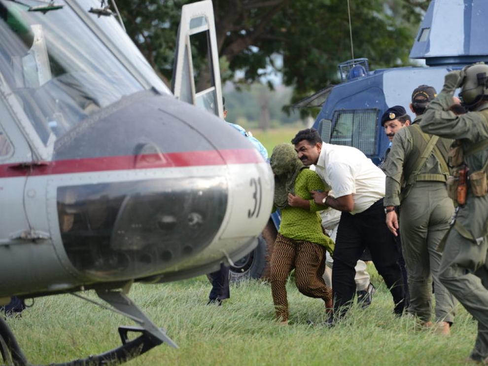 Personal de seguridad protege a Rimsha