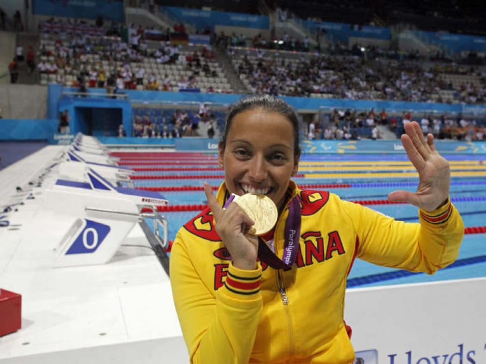 Teresa Perales, con una de sus medallas en Londres