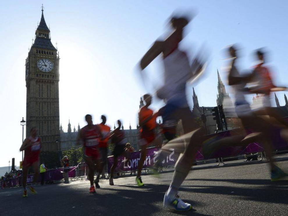 Los atletas paralímpicos pasan junto al Big Ben en el maratón