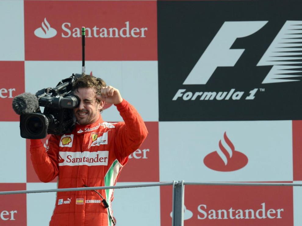 Alonso cogió una de las cámaras de televisión para grabar a los aficionados en Monza