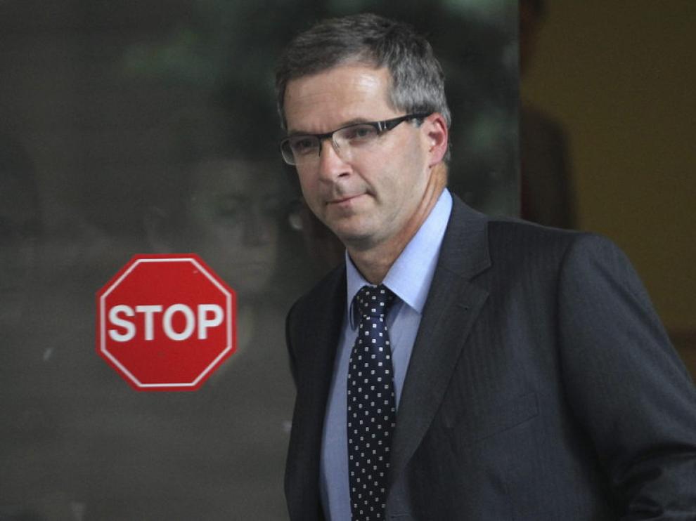 El representante del BCE sale de la reunión con el ministro de finanzas griego.