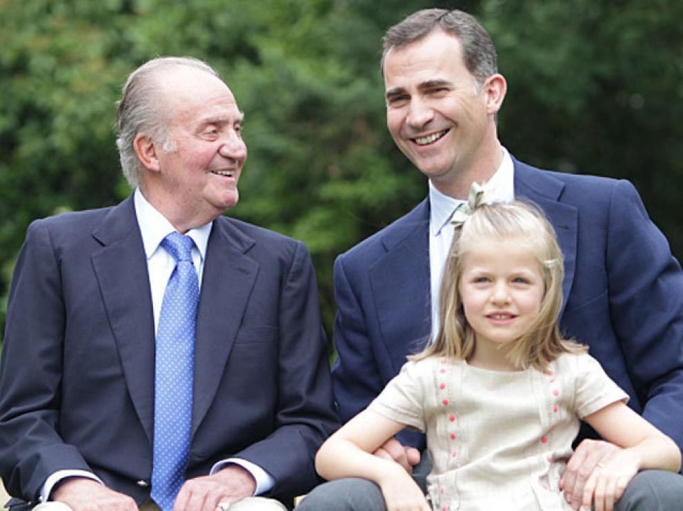 El Rey, el príncipe Felipe y la Infanta Leonor en los jardines del Palacio Real