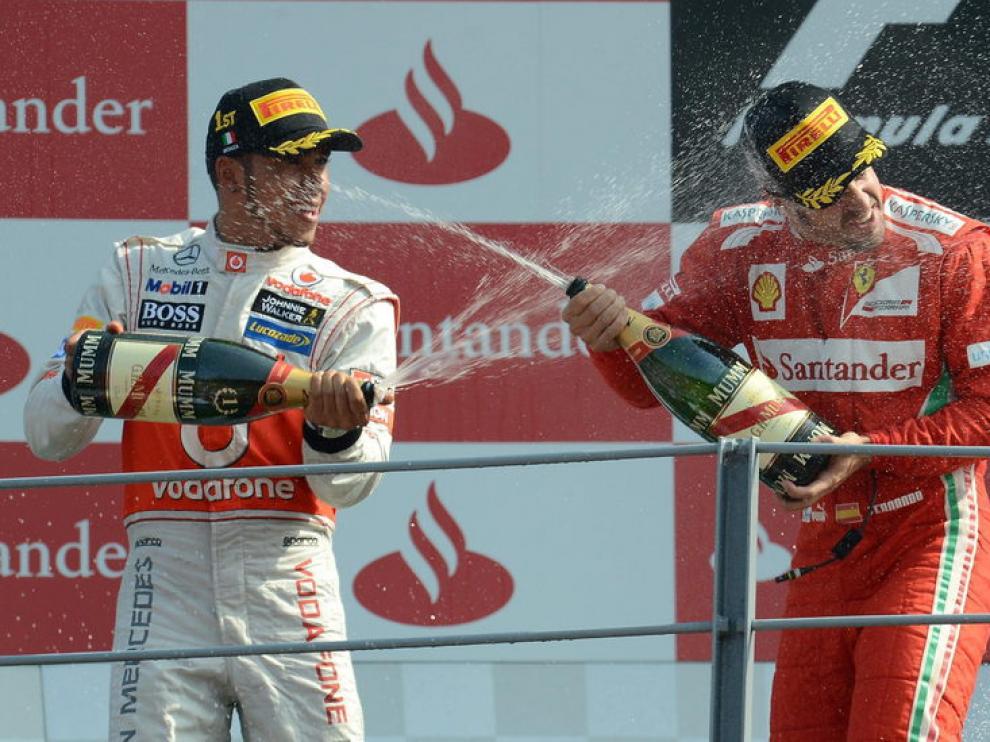 Fernando Alonso y Lewis Hamilton celebran su podio.