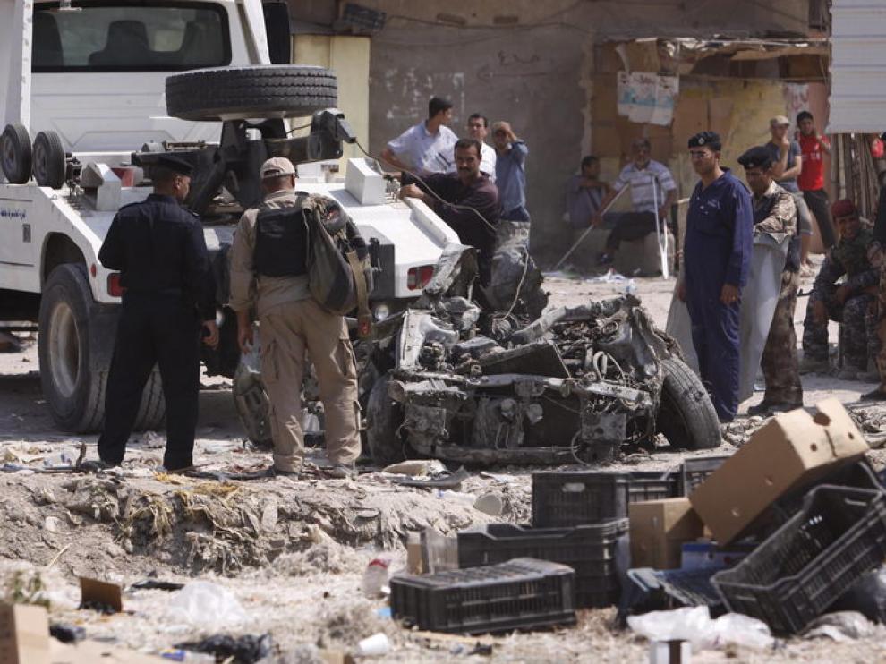 Restos de uno de los coches bomba que explotaron en Iraq