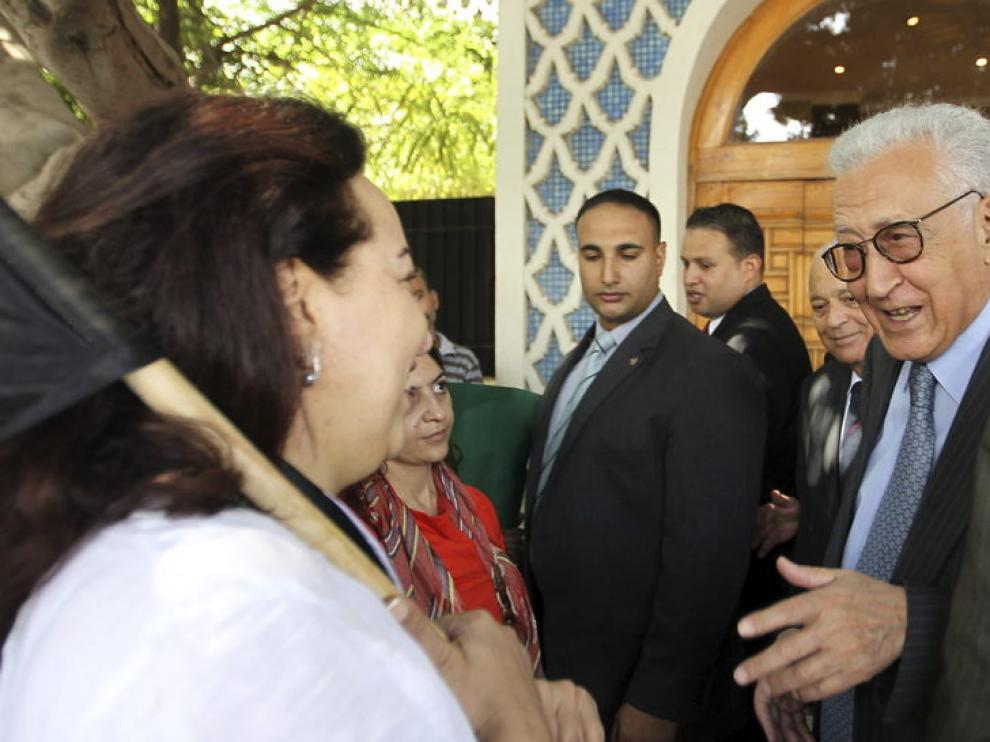 Brahimi habla con miembros de la oposición siria este lunes en El Cairo.