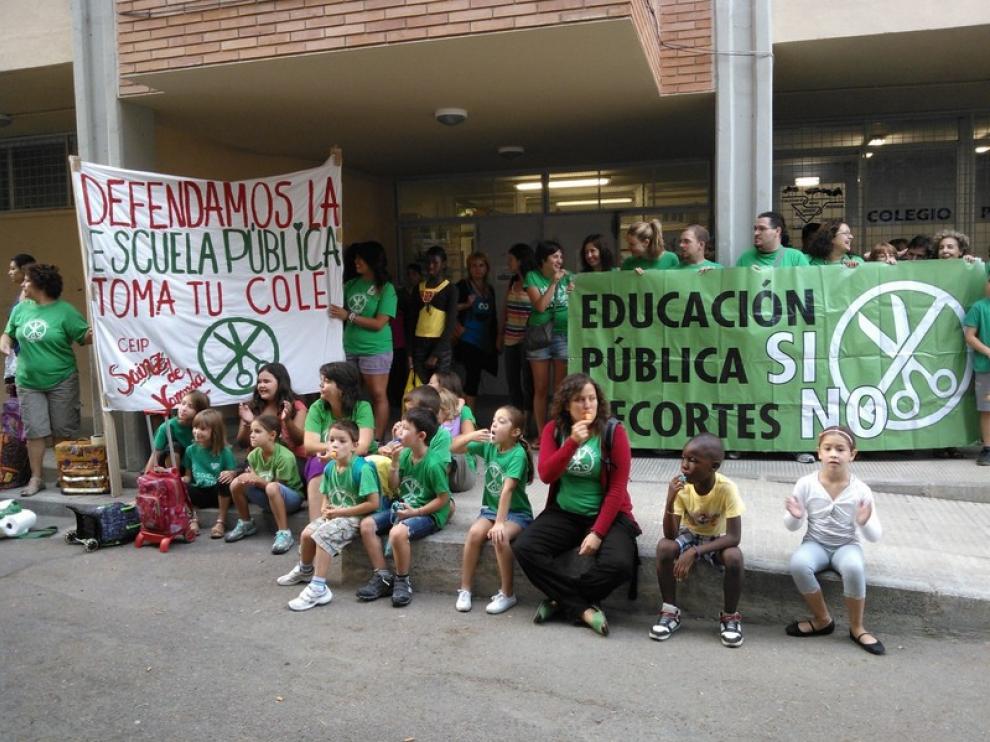 Protesta, esta mañana, en el colegio Sáinz de Varanda