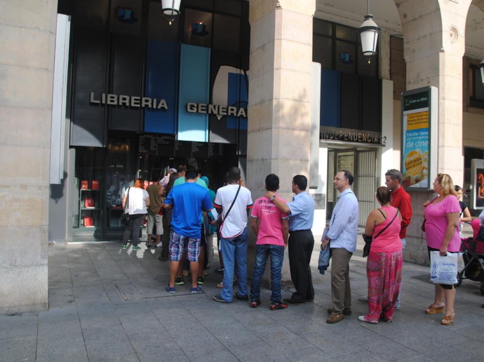 Filas en las librerías en el primer día de curso escolar