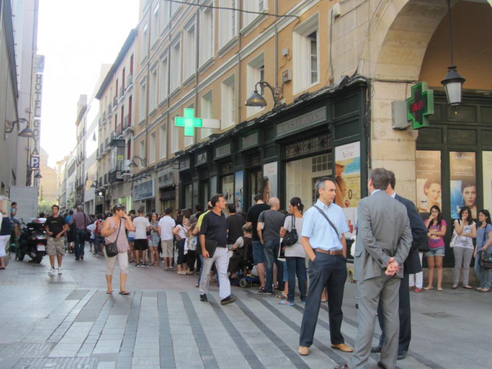 Unas 1.500 personas hacían fila en la calle Cinco de Marzo.