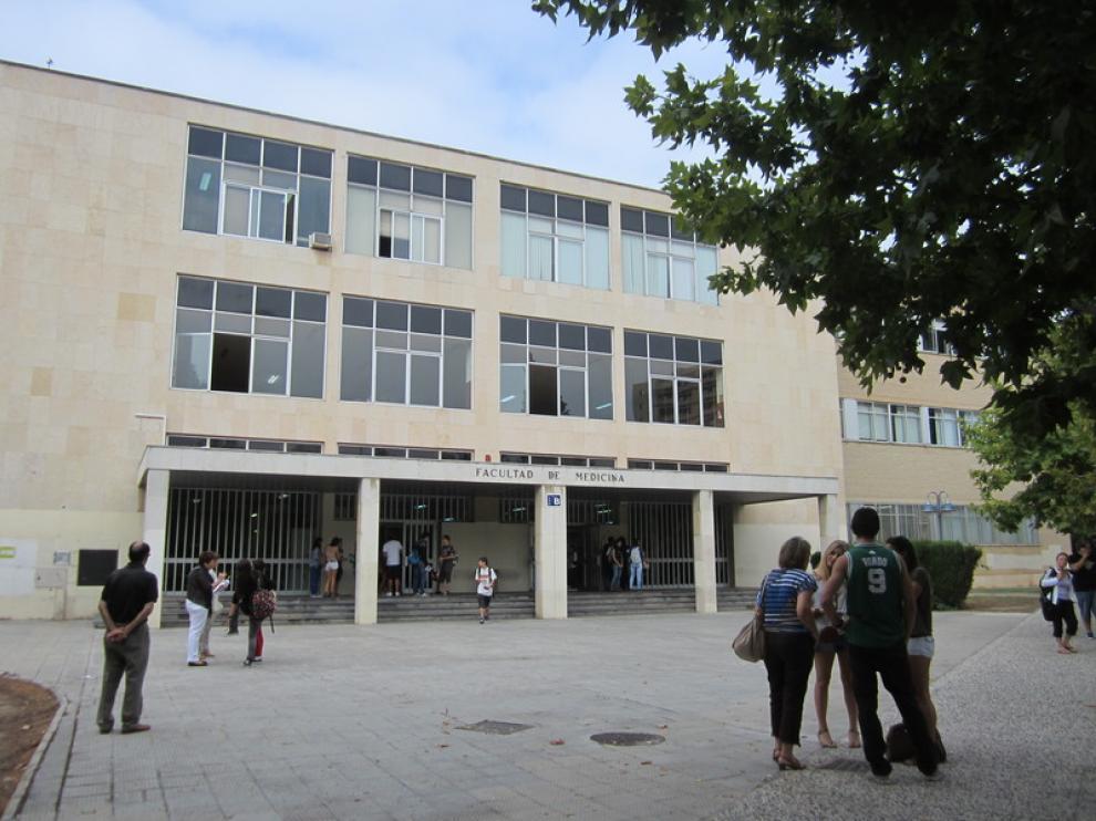Varios alumnos de selectividad a la entrada de la Facultad de Medicina.
