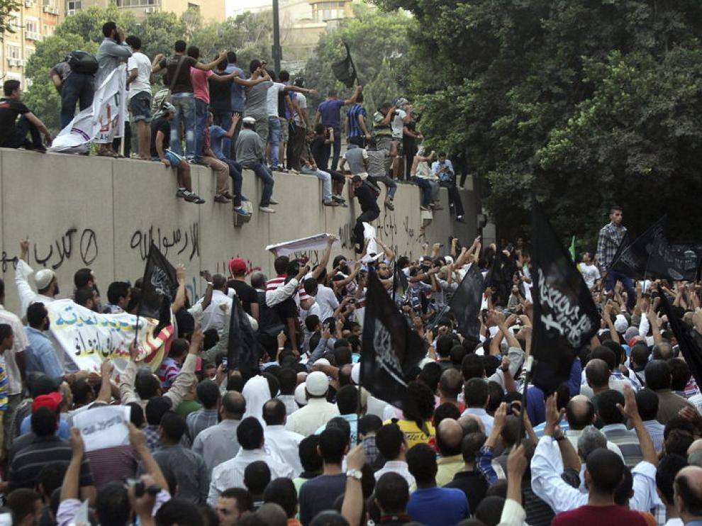 Manifestación en El Cairo enfrente de la embajada estadounidense