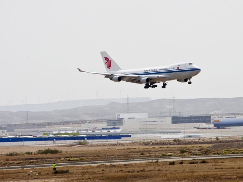 Despegue de un avión en el aeropuerto de Zaragoza