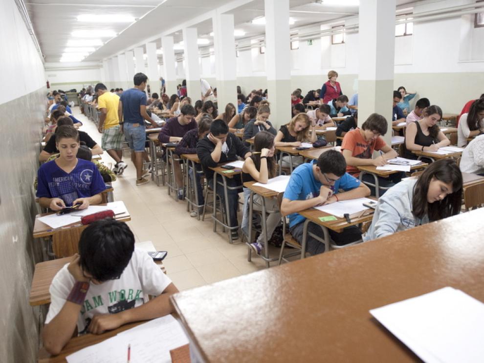 Los estudiantes aragoneses de secundaria, durante los exámenes de recuperación