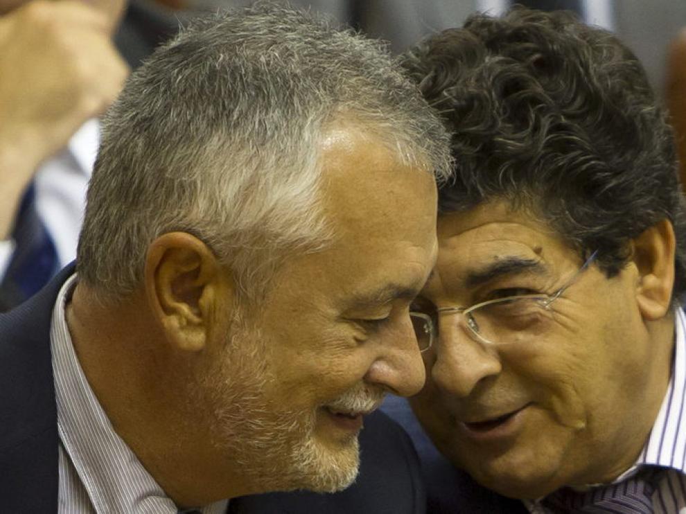 El presidente andaluz y el vicepresidente en el pleno del Parlamento