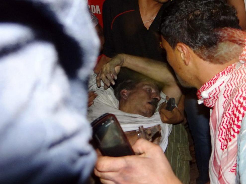 Imagen del embajador cuando era evacuado