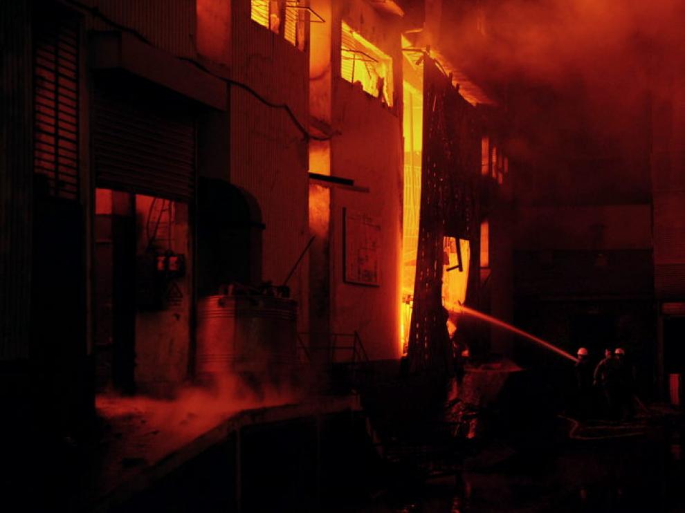 Fábrica textil ardiendo en Karachi, en el sur de Pakistán