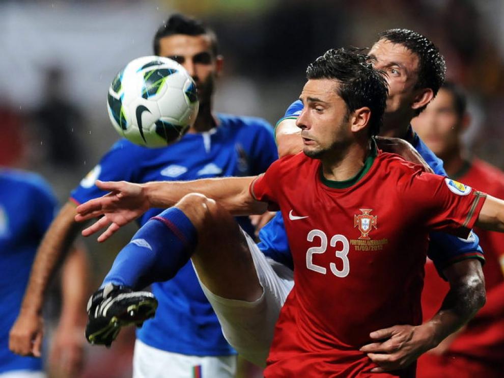 Postiga controla el balón