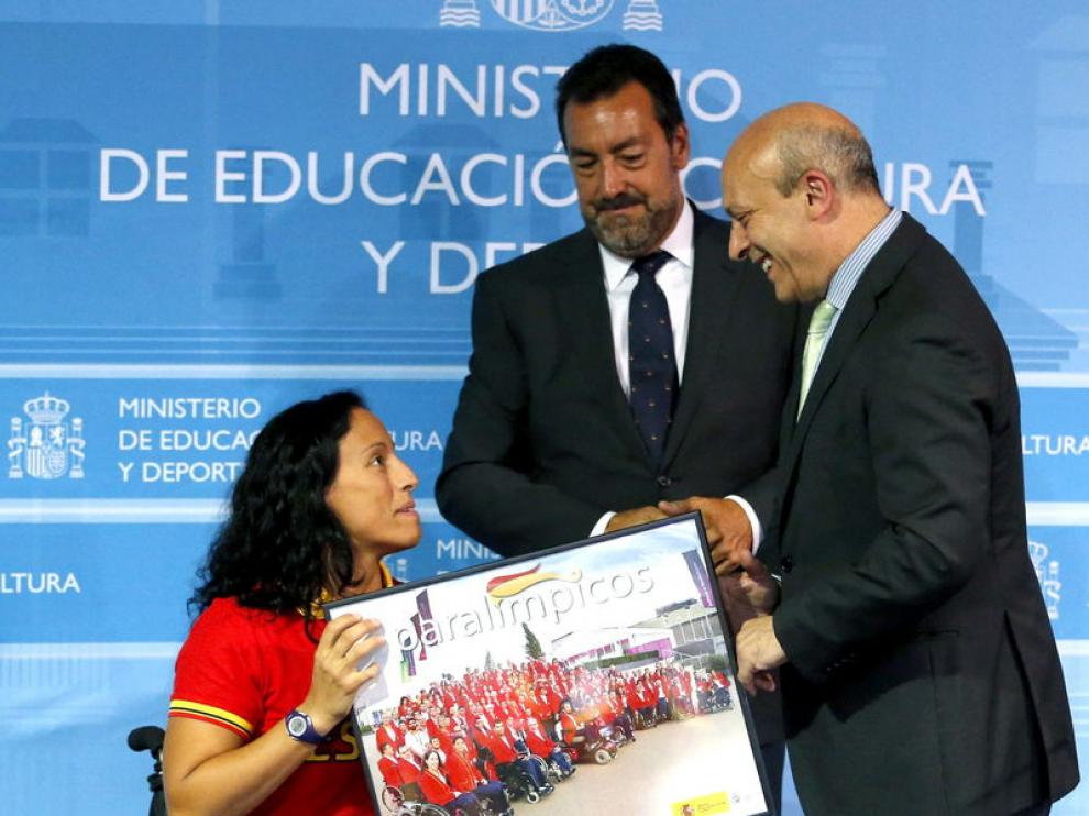 Teresa Perales junto al ministro de Educación y al presidente del Comité Paralímpico