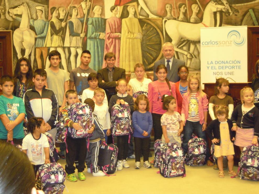 La Fundación Carlos Sanz ha entregado 33 becas de material escolar