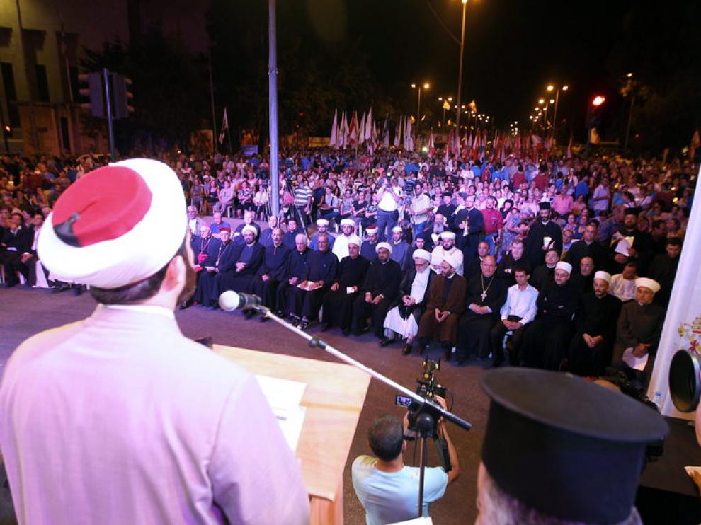 Miles de libaneses cristianos y musulmanes participan en una vigilia en Beirut.