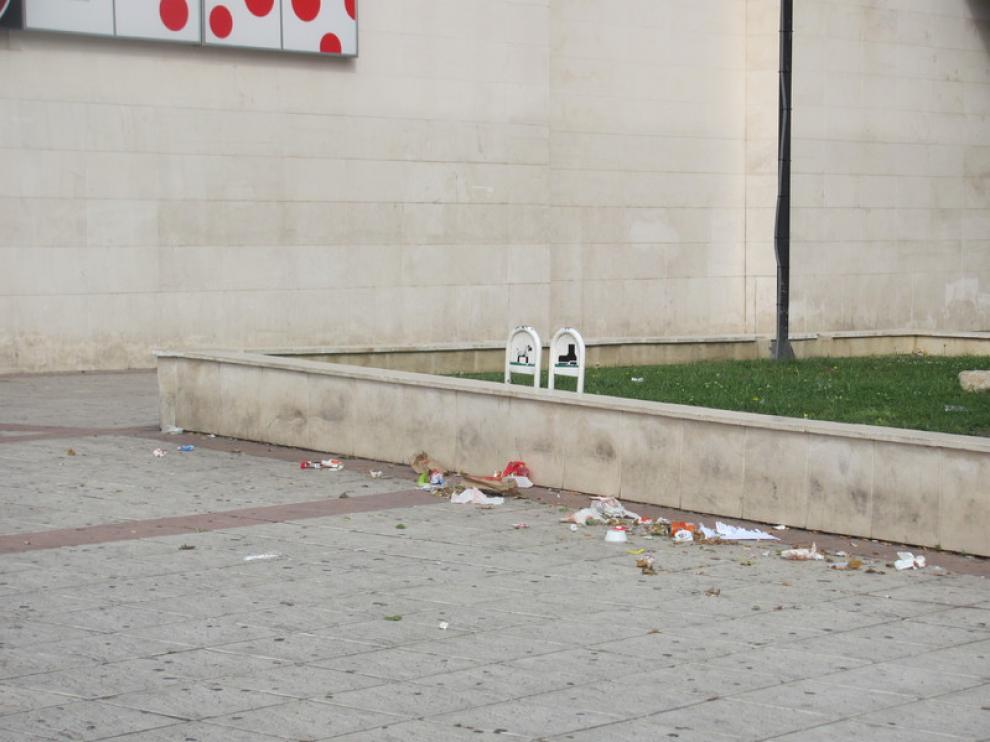 Suciedad en la plaza de Utrillas de Zaragoza