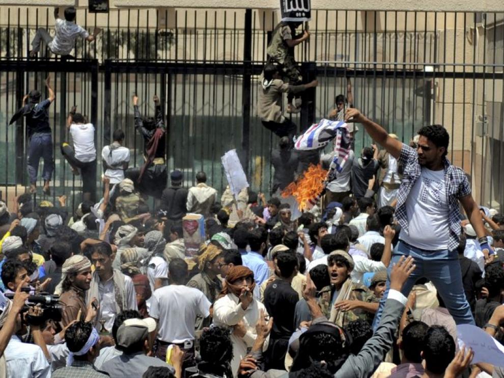 Centenares de personas protestan ante la embajada de EE. UU. en el Yemen