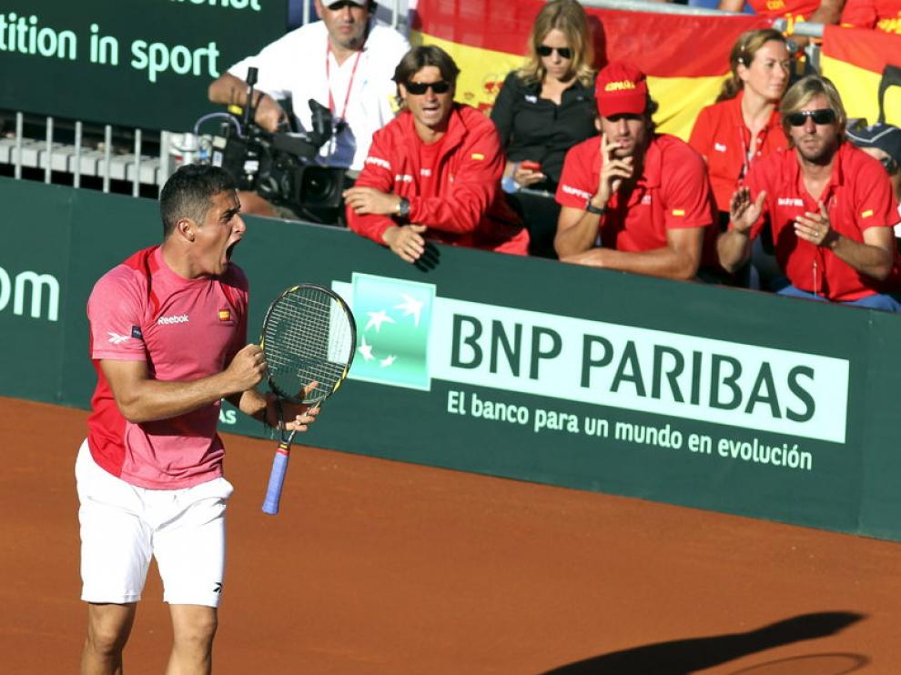 Almagro celebra un punto en el partido frente a Isner