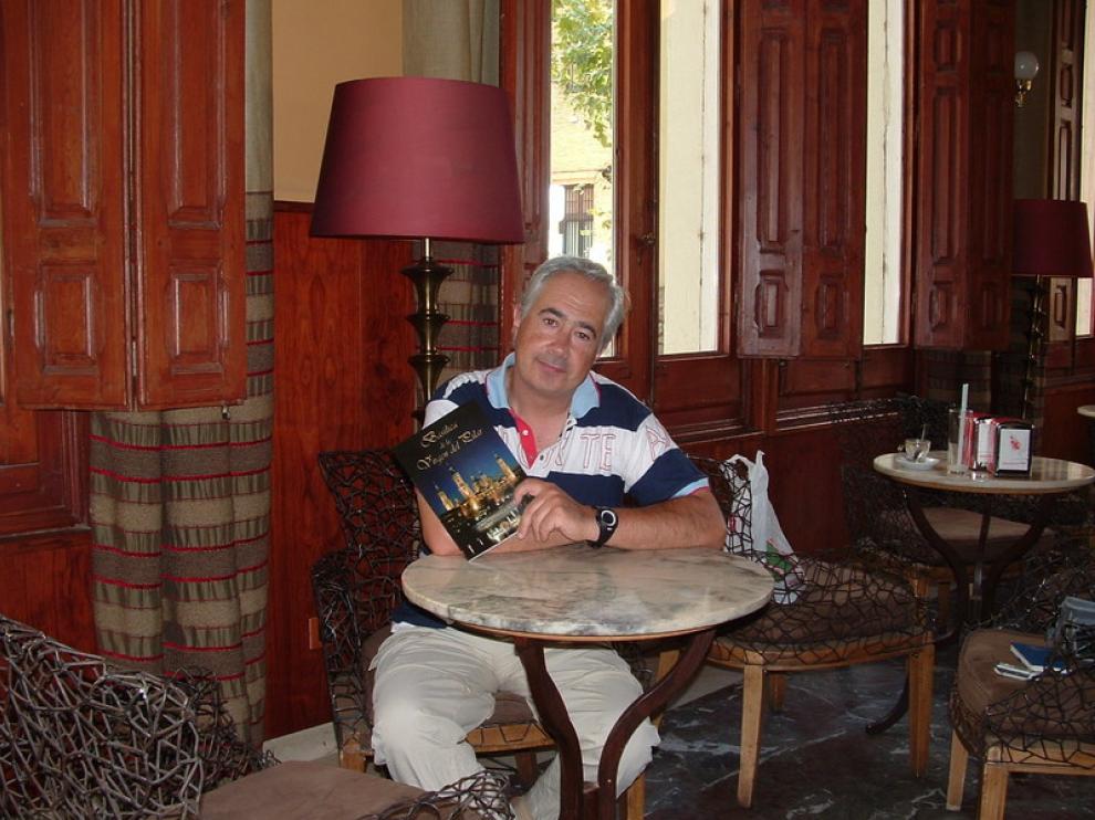 El autor, José María Fuixench, con su libro sobre la Basílica del Pilar