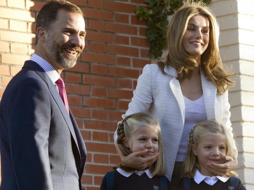 Don Felipe y doña Letizia posan en el colegio privado Santa María de los Rosales