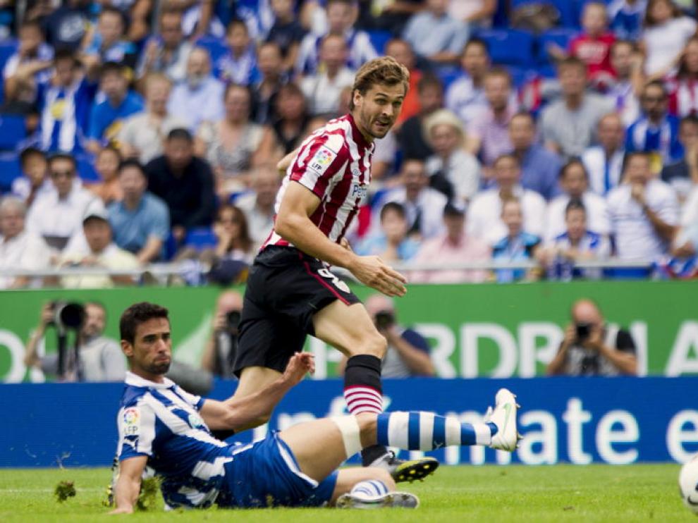 El jugador del Athletic Club Fernando Llorente (de pie) en la jugada en la que marcó el segundo gol